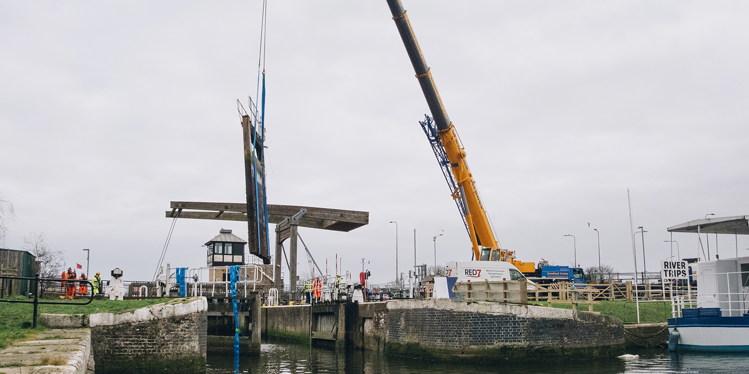 A gate being craned out at Mutford Lock